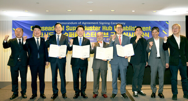 ▲미국을 순방 중인 김영록 전남지사(왼쪽 네번째)가 지난 2월26일(현지 시간) 샌프란시스코 하얏트 호텔에서 '솔라시도 AI 슈퍼클러스터 구축' 업무협약 행사에서 주요 참석자들과 기념촬영을 하고 있다.  (사진제공=전남도)