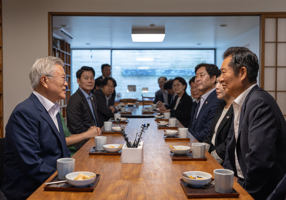 ▲정청래 더불어민주당 대표가 7일 경남 양산시 평산마을 문재인 전 대통령 관저에서 문 전 대통령을 예방하고 있다. 2025.08.07. (더불어민주당 제공)
