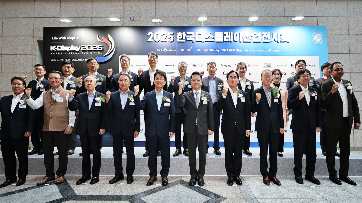 ▲7일 서울 강남구 코엑스 'K-디스플레이 2025' 포토월에서 이청 삼성디스플레이 대표이사와 정철동 LG디스플레이 사장 등이 포즈를 취하고 있다. (사진제공-한국디스플레이산업협회)