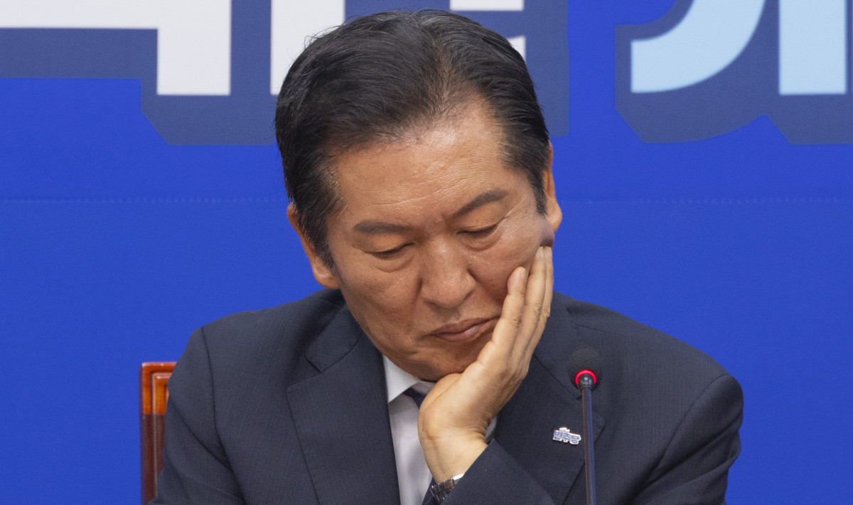 ▲정청래 더불어민주당 대표가 6일 국회에서 열린 최고위원회의에 도중 생각에 잠겨 있다. (연합뉴스)