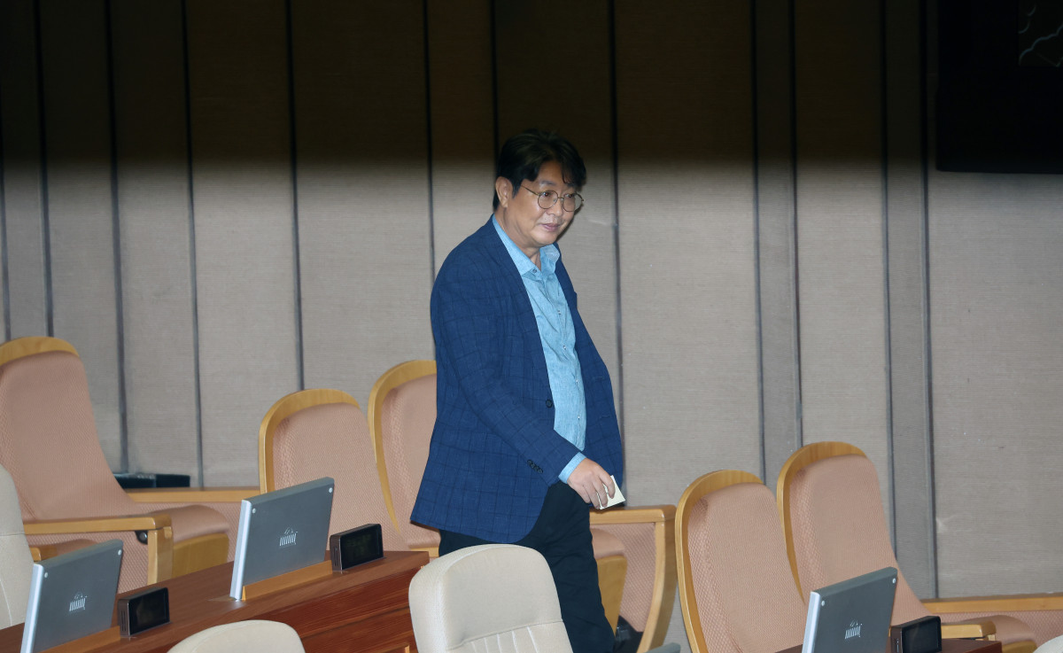 ▲차명 주식거래 의혹을 받는 더불어민주당 이춘석 의원이 5일 국회 본회의에서 방송법 일부개정법률안 관련 필리버스터 종결 동의를 표결하는 투표를 하고 있다. (연합뉴스)