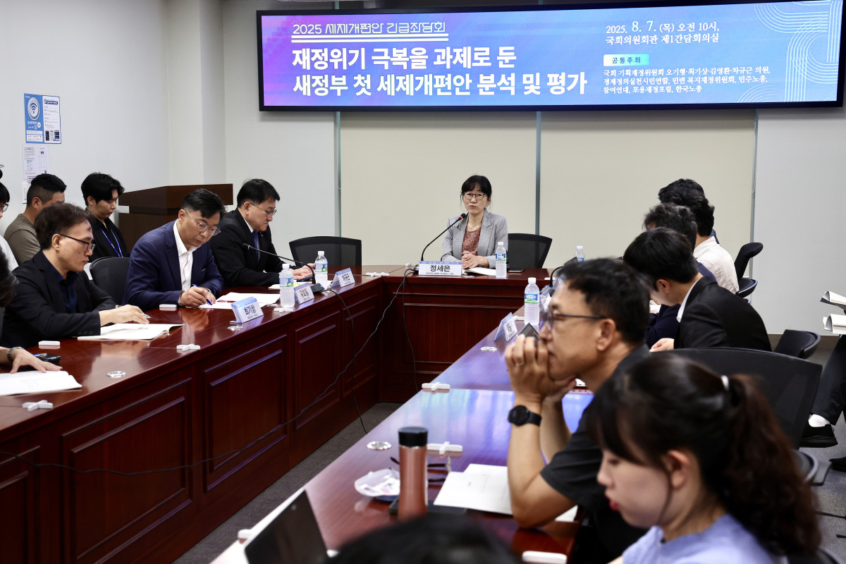 ▲7일 오전 서울 여의도 국회 의원회관에서 오기형, 최기상, 김영환 더불어민주당 의원과 차규근 조국혁신당 의원의 공동주최로 '재정위기 극복을 과제로 둔 새정부 첫 세제개편안 분석 및 평가 2025 세제개편안 긴급좌담회'가 열리고 있다. (사진=뉴시스)