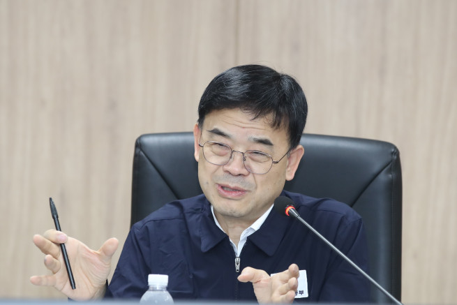 ▲이상경 국토교통부 1차관이 월곶-판교 복선전철 건설 사업 현장을 방문해 격려하고 있다. (사진제공=국토교통부)