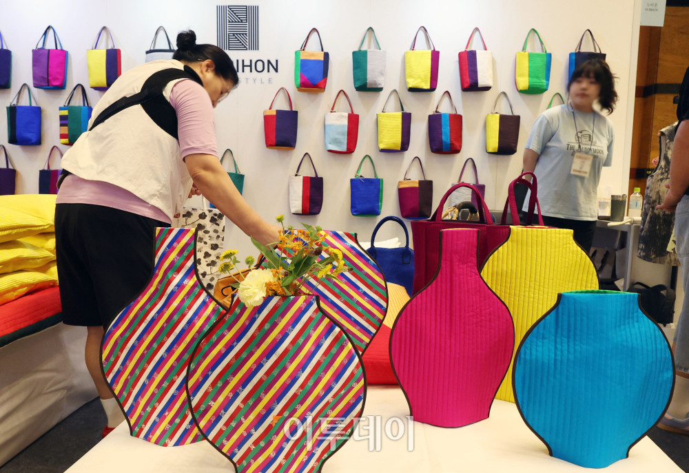 ▲2025 한복상점이 열린 7일 서울 강남구 삼성동 코엑스에서 관람객들이 부스를 둘러보고 있다. 10일까지 열리는 이번 행사는 8회째를 맞이하는 국내 유일의 한복 박람회로 전통·생활한복, 한복소품 등 150개 한복 브랜드가 참여하며 판매관, 기획전시관, 교육관 등 한복과 관련된 다양한 정보를 얻을 수 있다. 고이란 기자 photoeran@