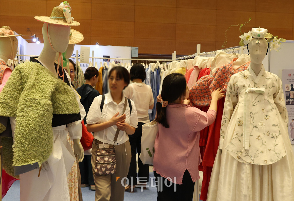 ▲2025 한복상점이 열린 7일 서울 강남구 삼성동 코엑스에서 관람객들이 부스를 둘러보고 있다. 10일까지 열리는 이번 행사는 8회째를 맞이하는 국내 유일의 한복 박람회로 전통·생활한복, 한복소품 등 150개 한복 브랜드가 참여하며 판매관, 기획전시관, 교육관 등 한복과 관련된 다양한 정보를 얻을 수 있다. 고이란 기자 photoeran@