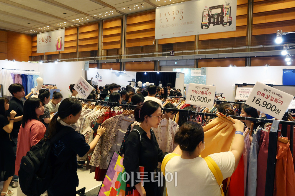 ▲2025 한복상점이 열린 7일 서울 강남구 삼성동 코엑스에서 관람객들이 부스를 둘러보고 있다. 10일까지 열리는 이번 행사는 8회째를 맞이하는 국내 유일의 한복 박람회로 전통·생활한복, 한복소품 등 150개 한복 브랜드가 참여하며 판매관, 기획전시관, 교육관 등 한복과 관련된 다양한 정보를 얻을 수 있다. 고이란 기자 photoeran@