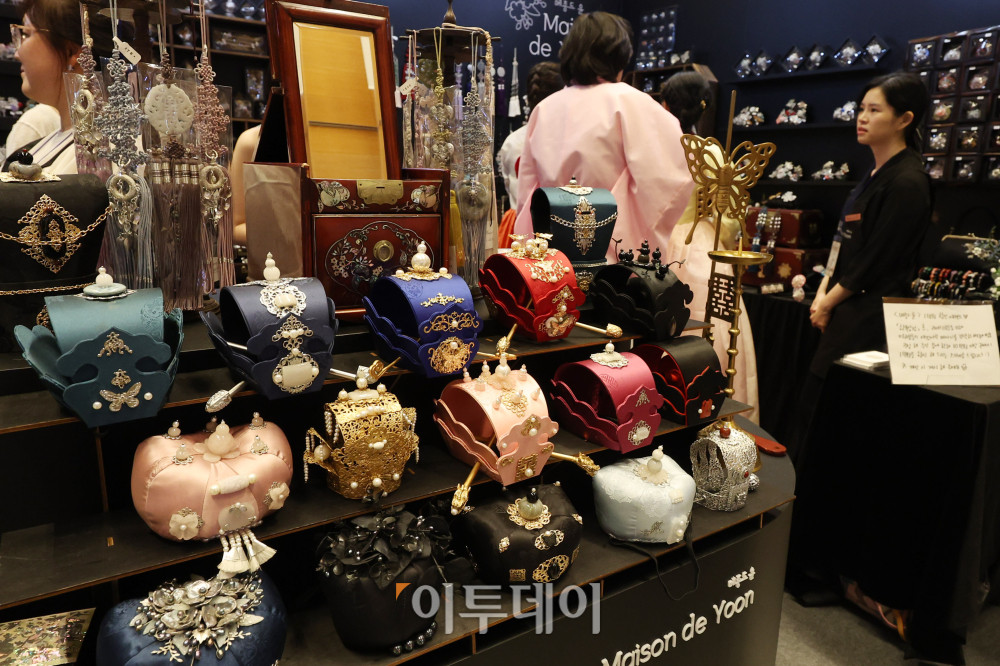 ▲2025 한복상점이 열린 7일 서울 강남구 삼성동 코엑스에서 관람객들이 부스를 둘러보고 있다. 10일까지 열리는 이번 행사는 8회째를 맞이하는 국내 유일의 한복 박람회로 전통·생활한복, 한복소품 등 150개 한복 브랜드가 참여하며 판매관, 기획전시관, 교육관 등 한복과 관련된 다양한 정보를 얻을 수 있다. 고이란 기자 photoeran@