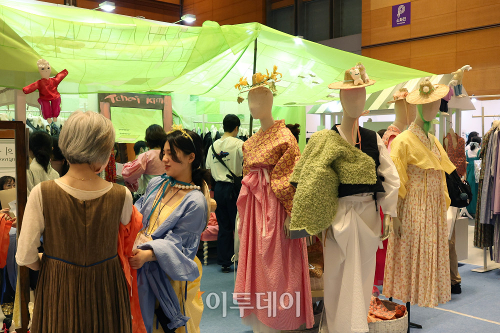 ▲2025 한복상점이 열린 7일 서울 강남구 삼성동 코엑스에서 관람객들이 부스를 둘러보고 있다. 10일까지 열리는 이번 행사는 8회째를 맞이하는 국내 유일의 한복 박람회로 전통·생활한복, 한복소품 등 150개 한복 브랜드가 참여하며 판매관, 기획전시관, 교육관 등 한복과 관련된 다양한 정보를 얻을 수 있다. 고이란 기자 photoeran@