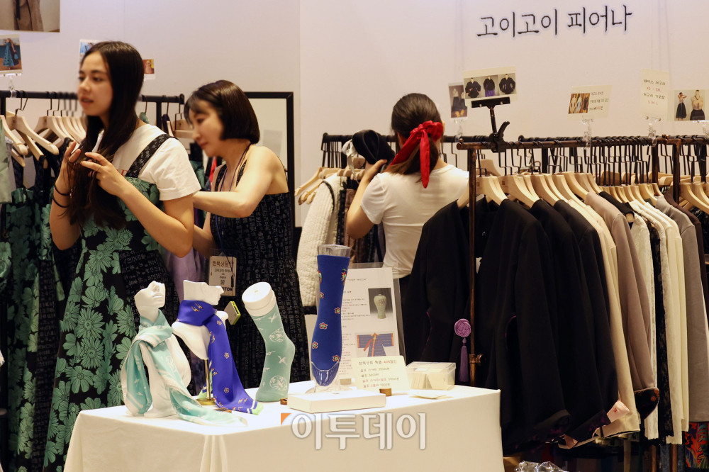 ▲2025 한복상점이 열린 7일 서울 강남구 삼성동 코엑스에서 관람객들이 부스를 둘러보고 있다. 10일까지 열리는 이번 행사는 8회째를 맞이하는 국내 유일의 한복 박람회로 전통·생활한복, 한복소품 등 150개 한복 브랜드가 참여하며 판매관, 기획전시관, 교육관 등 한복과 관련된 다양한 정보를 얻을 수 있다. 고이란 기자 photoeran@