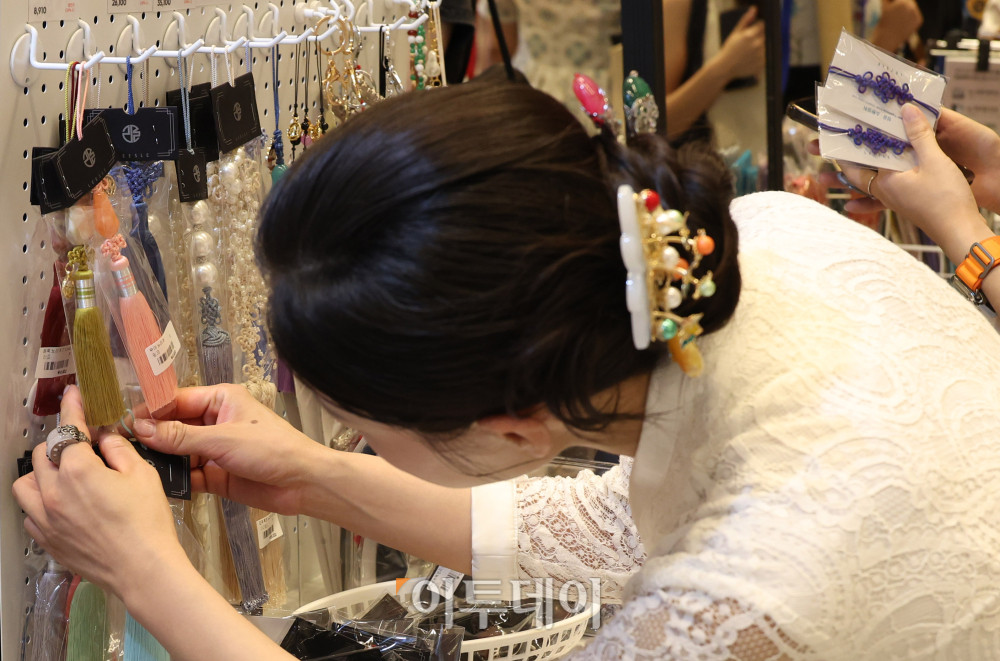 ▲2025 한복상점이 열린 7일 서울 강남구 삼성동 코엑스에서 관람객들이 부스를 둘러보고 있다. 10일까지 열리는 이번 행사는 8회째를 맞이하는 국내 유일의 한복 박람회로 전통·생활한복, 한복소품 등 150개 한복 브랜드가 참여하며 판매관, 기획전시관, 교육관 등 한복과 관련된 다양한 정보를 얻을 수 있다. 고이란 기자 photoeran@