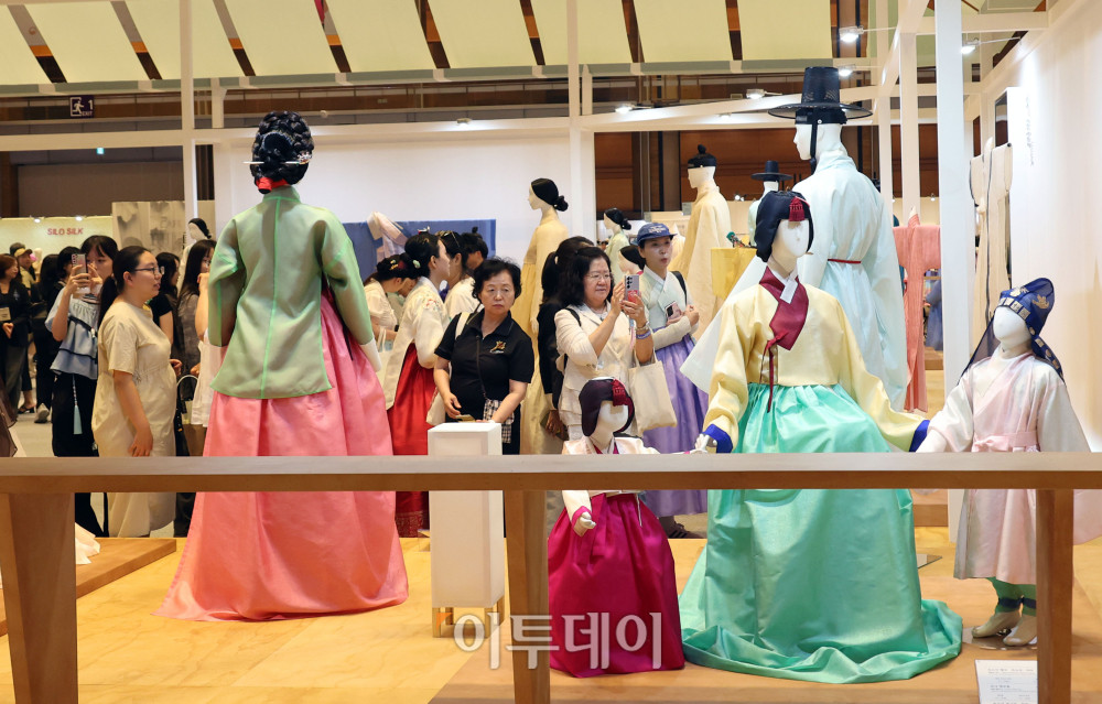 ▲2025 한복상점이 열린 7일 서울 강남구 삼성동 코엑스에서 관람객들이 부스를 둘러보고 있다. 10일까지 열리는 이번 행사는 8회째를 맞이하는 국내 유일의 한복 박람회로 전통·생활한복, 한복소품 등 150개 한복 브랜드가 참여하며 판매관, 기획전시관, 교육관 등 한복과 관련된 다양한 정보를 얻을 수 있다. 고이란 기자 photoeran@