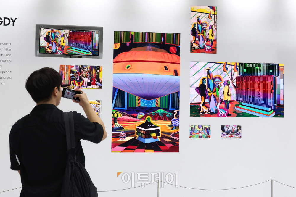 ▲K-Display 2025 한국디스플레이산업전시회가 열린 7일 서울 강남구 삼성동 코엑스에서 관람객들이 삼성디스플레이 부스를 둘러보고 있다. 9일까지 열리는 이번 행사는 세계 제1위 디스플레이 산업국의 위상을 확고히 할 수 있는 국내 최대의 전시회로서 최신 정보 교류 및 기술의 동향 파악, 시장 현황에 대한 정보교환의 장을 마련한다. 고이란 기자 photoeran@