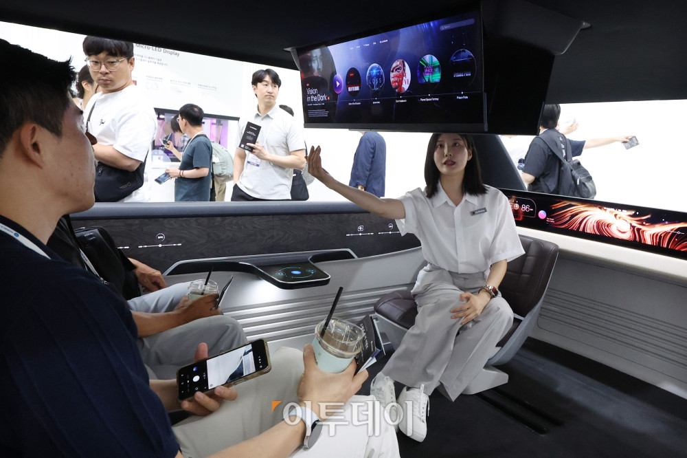 ▲K-Display 2025 한국디스플레이산업전시회가 열린 7일 서울 강남구 삼성동 코엑스에서 관람객들이 엘지디스플레이 부스를 둘러보고 있다. 9일까지 열리는 이번 행사는 세계 제1위 디스플레이 산업국의 위상을 확고히 할 수 있는 국내 최대의 전시회로서 최신 정보 교류 및 기술의 동향 파악, 시장 현황에 대한 정보교환의 장을 마련한다. 고이란 기자 photoeran@