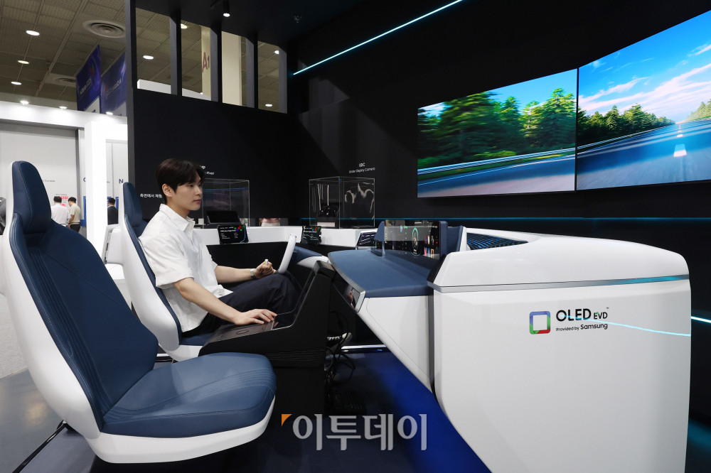 ▲K-Display 2025 한국디스플레이산업전시회가 열린 7일 서울 강남구 삼성동 코엑스에서 관람객들이 삼성디스플레이 부스를 둘러보고 있다. 9일까지 열리는 이번 행사는 세계 제1위 디스플레이 산업국의 위상을 확고히 할 수 있는 국내 최대의 전시회로서 최신 정보 교류 및 기술의 동향 파악, 시장 현황에 대한 정보교환의 장을 마련한다. 고이란 기자 photoeran@