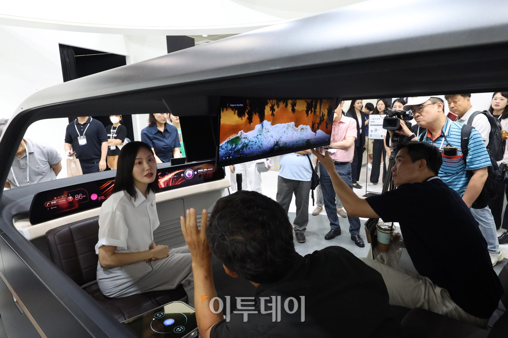 ▲K-Display 2025 한국디스플레이산업전시회가 열린 7일 서울 강남구 삼성동 코엑스에서 관람객들이 엘지디스플레이 부스를 둘러보고 있다. 9일까지 열리는 이번 행사는 세계 제1위 디스플레이 산업국의 위상을 확고히 할 수 있는 국내 최대의 전시회로서 최신 정보 교류 및 기술의 동향 파악, 시장 현황에 대한 정보교환의 장을 마련한다. 고이란 기자 photoeran@