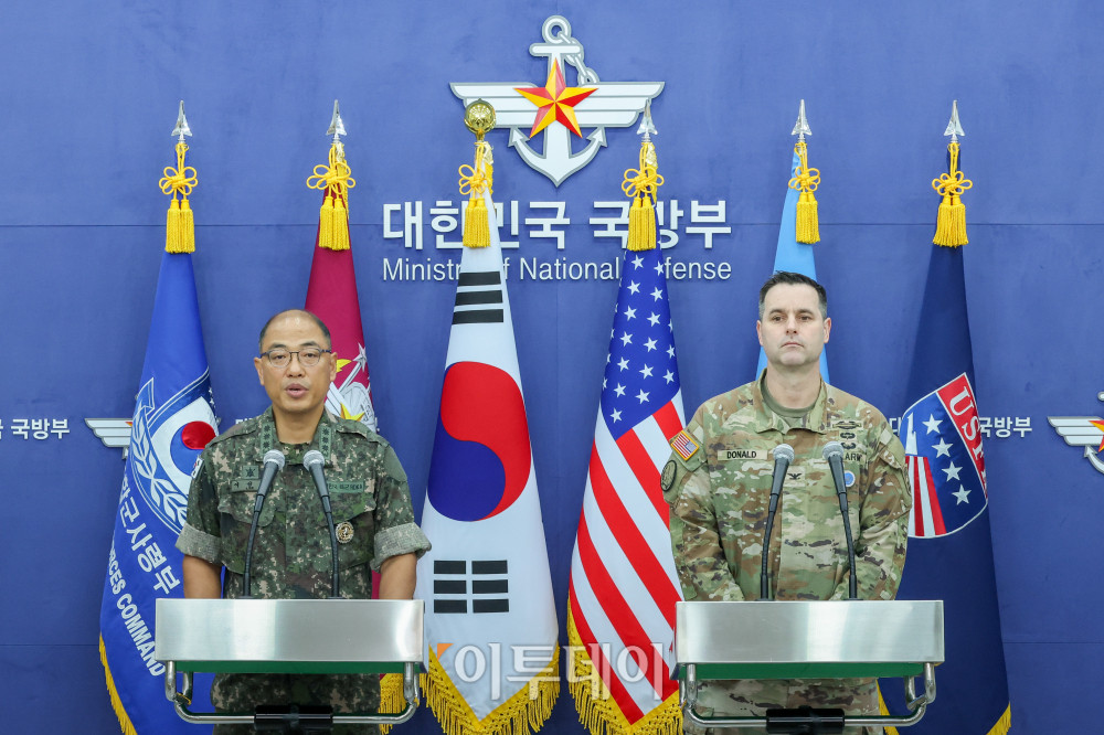 ▲이성준 합동참모본부 공보실장(왼쪽)과 라이언 도널드 유엔사·연합사·주한미군사 공보실장이 7일 오전 서울 용산구 국방부 브리핑룸에서 25년 을지 자유의 방패(UFS) 연습 한미 공동브리핑을 하고 있다. 2025.08.07 사진공동취재단