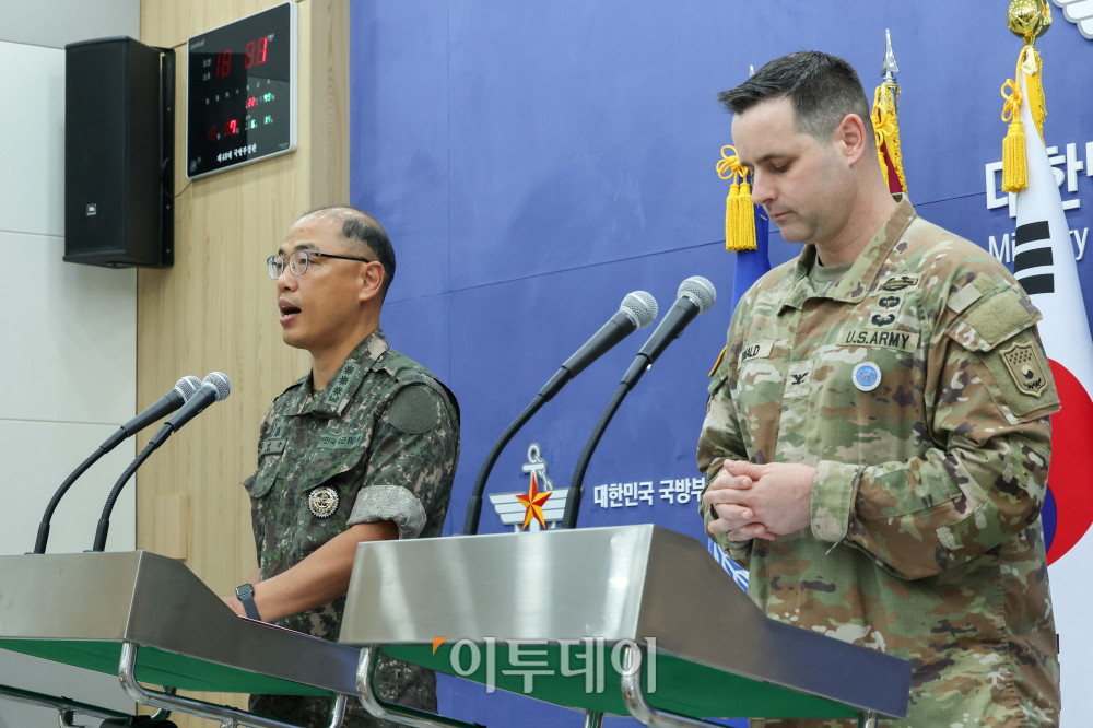▲이성준 합동참모본부 공보실장(왼쪽)과 라이언 도널드 유엔사·연합사·주한미군사 공보실장이 7일 오전 서울 용산구 국방부 브리핑룸에서 25년 을지 자유의 방패(UFS) 연습 한미 공동브리핑을 하고 있다. 2025.08.07 사진공동취재단