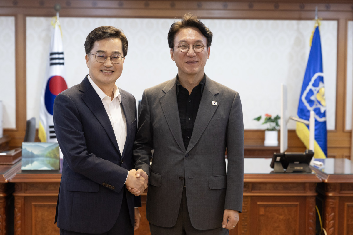 ▲김동연 경기도지사가 7일 김민석 국무총리와 악수를 나누며 면담을 나눴다. (경기도)