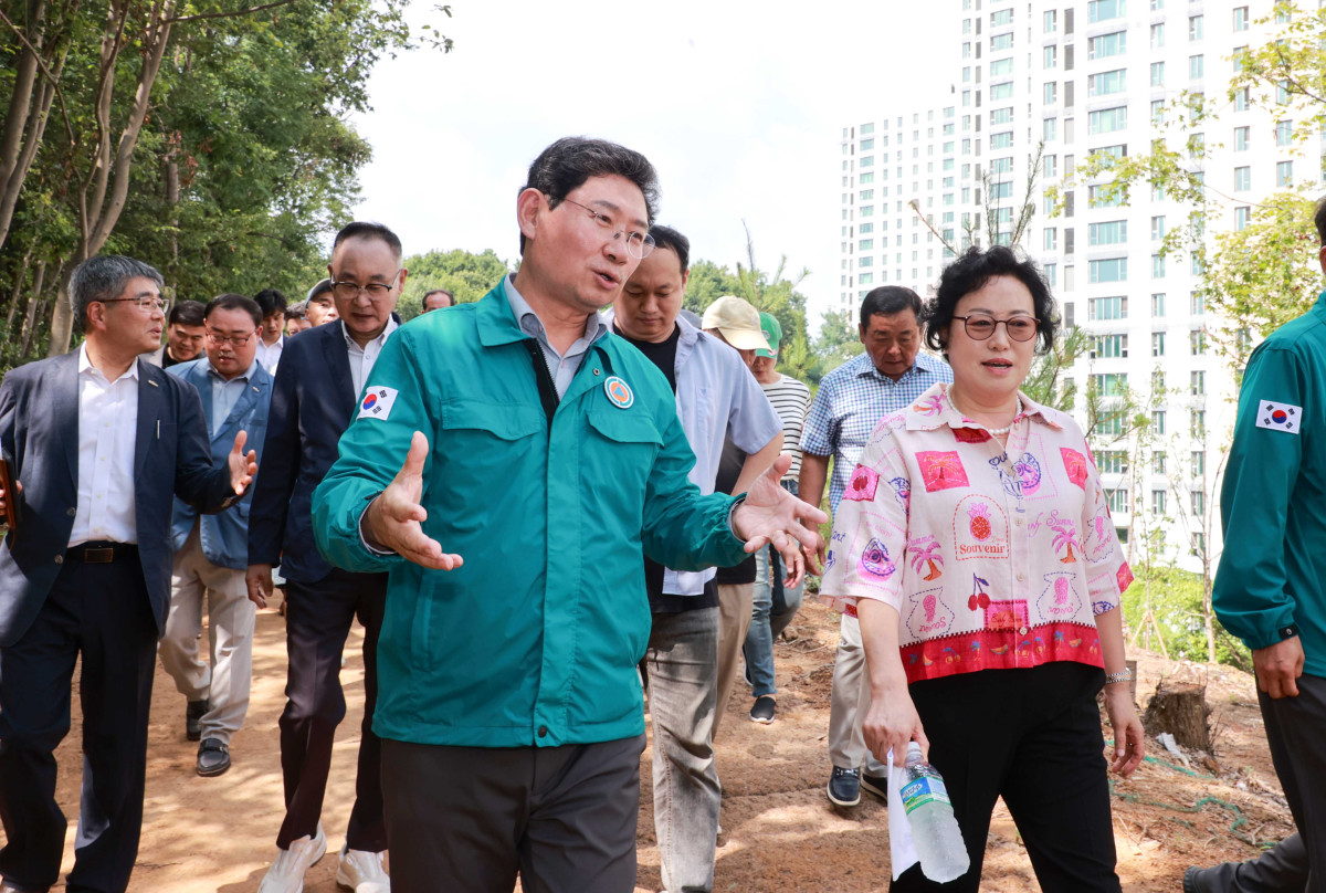▲이상일 용인특례시장은 7일 정비가 완료된 남사읍 한숲산내음근린공원 현장점검을 실시했다. (용인특례시)