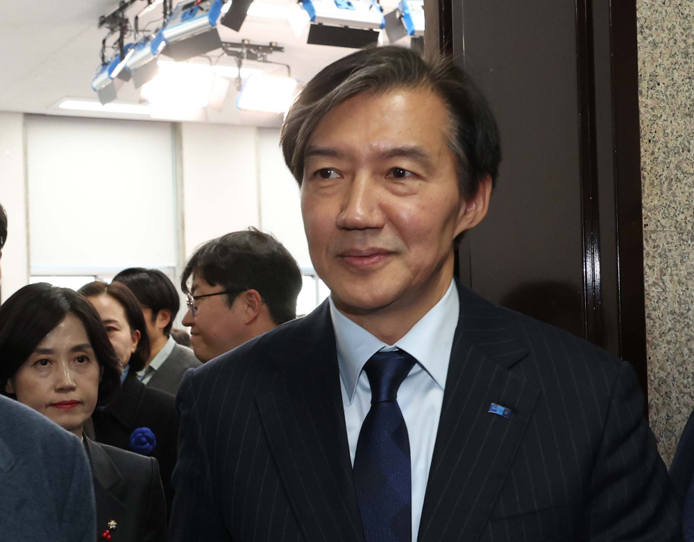 ▲대법원에서 징역 2년 실형을 선고 받은 조국 조국혁신당 전 대표가 12일 서울 여의도 국회에서 기자간담회를 갖고 입장을 밝힌 뒤 회의실을 나서고 있다. 신태현 기자 holjjak@ (이투데이DB)