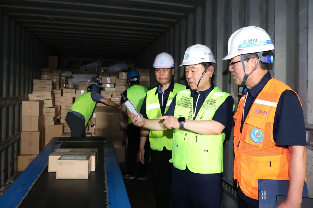▲노삼석 한진 대표이사 사장이 동서울허브터미널에 방문해 작업장 내 온도를 직접 체크하며 사업장 현황을 면밀히 살펴보고 있다. 오른쪽에서 두 번째 노삼석 대표이사 사장. (사진=한진)