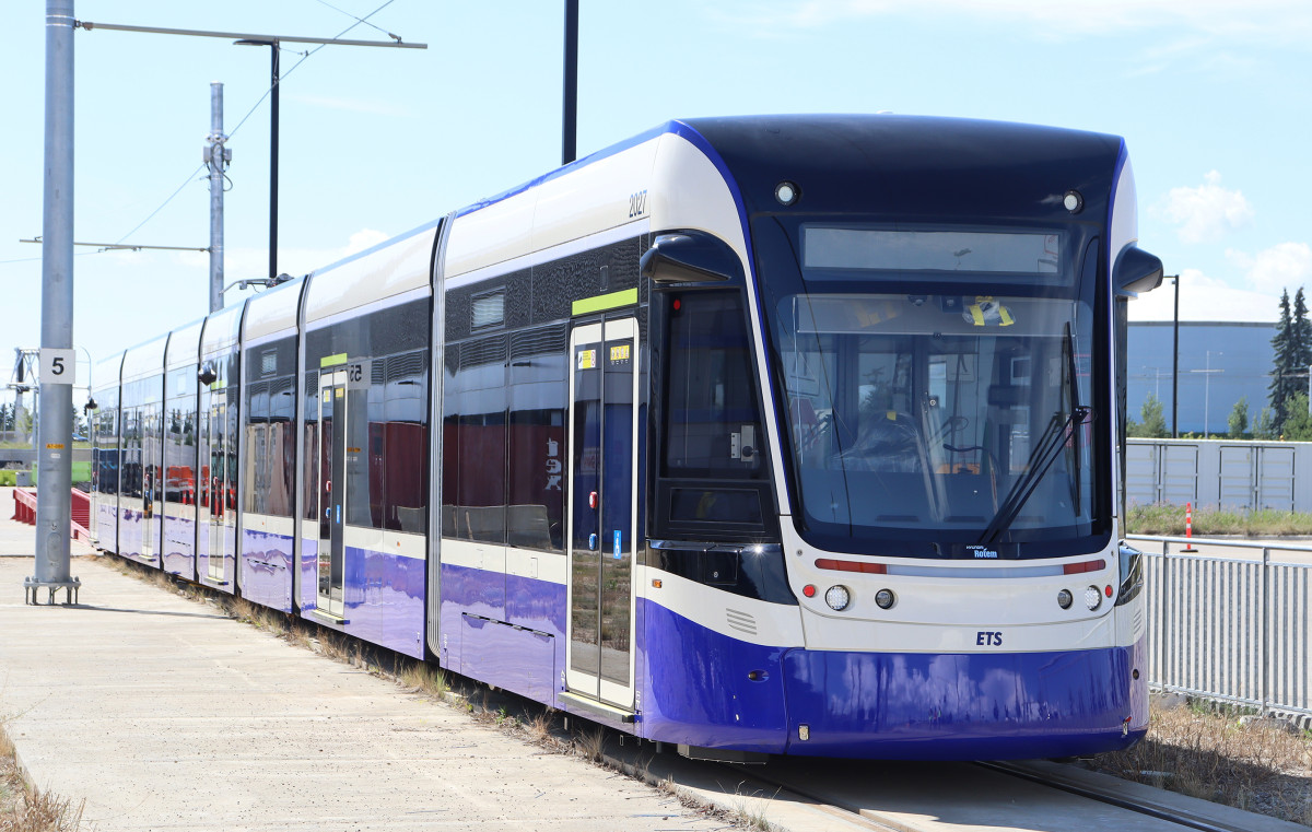 ▲1일(현지시간) 캐나다 에드먼턴시 게리 라이트 기지에 도착한 현대로템 트램 모습. (사진= 현대로템)