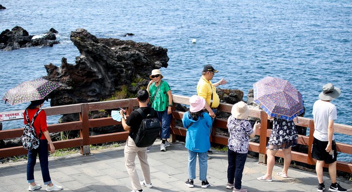 ▲제주 시내권 대표적인 관광지 용두암을 찾은 중국인 단체관광객들이 기념촬영을 하며 즐거운 시간을 보내고 있다. (사진제공=뉴시스)