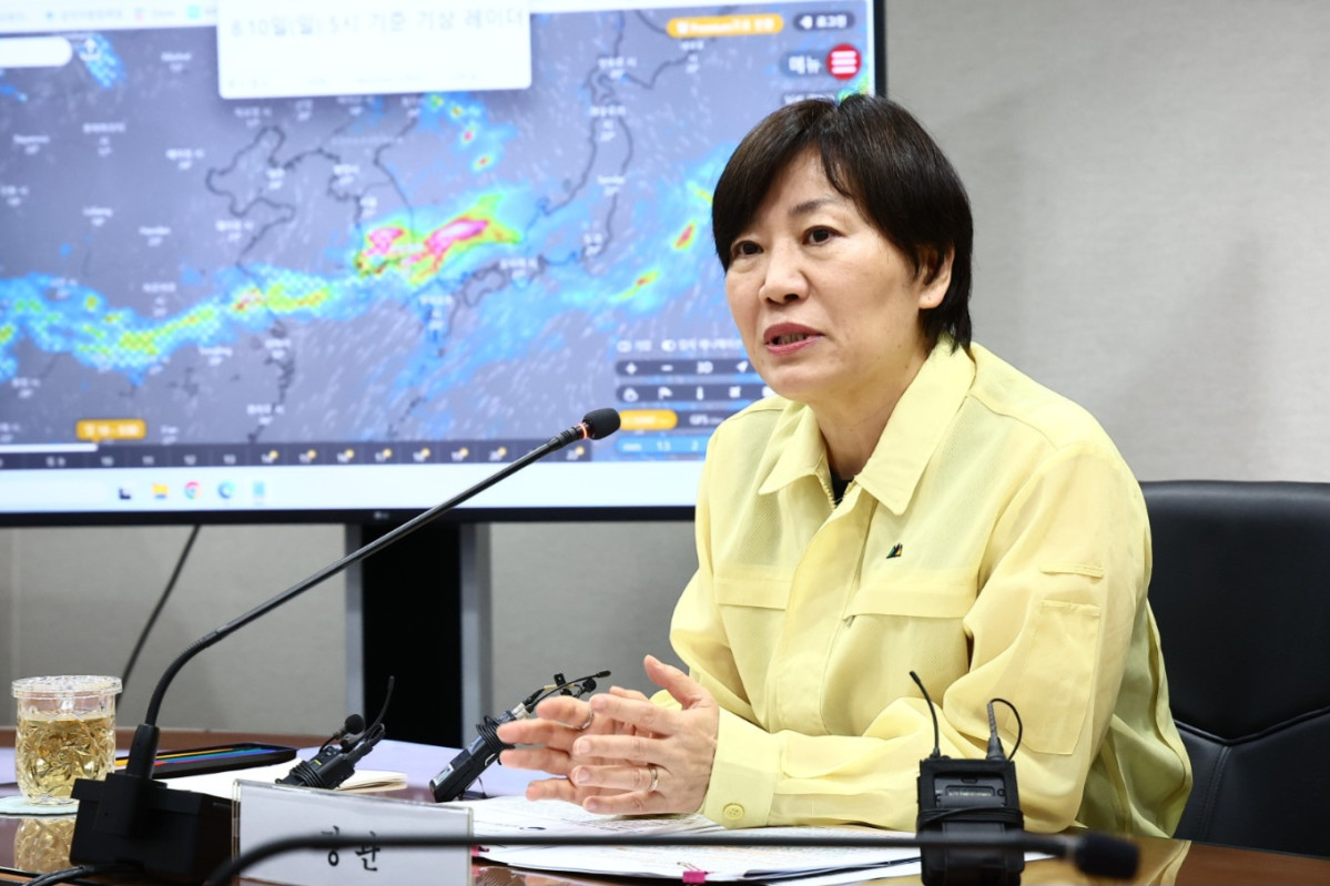 ▲송미령 농림축산식품부 장관이 8일 정부세종청사에서 농촌진흥청, 산림청, 농협중앙회 등 농업관련 유관기관과 호우 대비 추진상황 점검회의를 주재하고 있다. (사진제공=농림축산식품부)