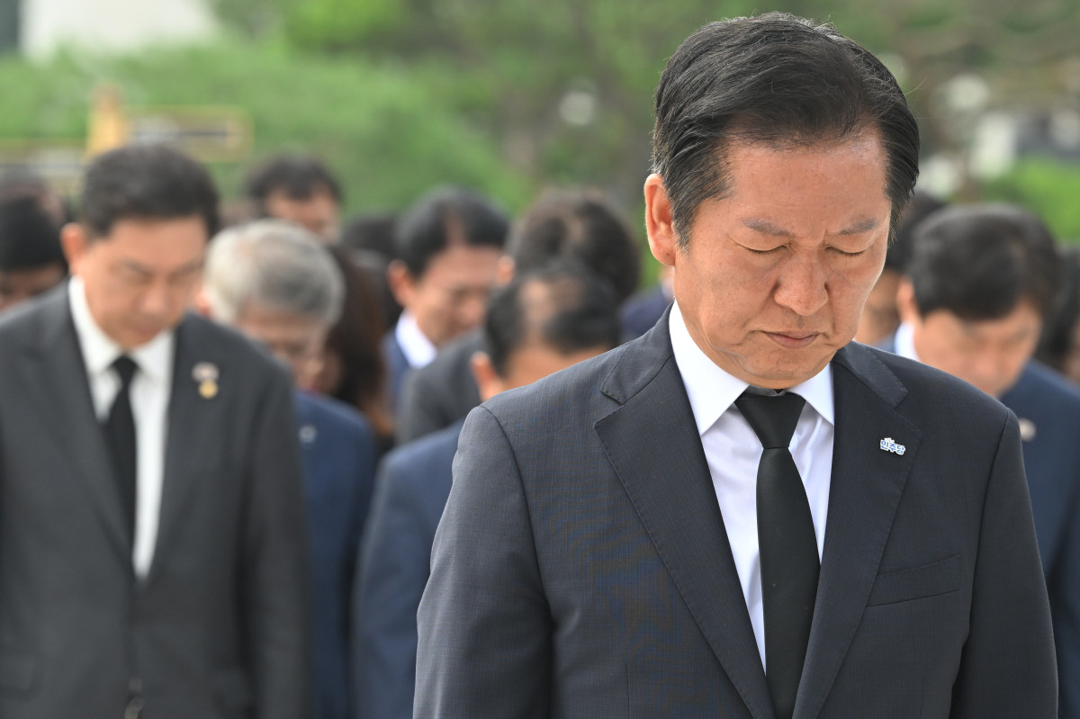 ▲정청래 더불어민주당 대표가 8일 오전 광주 북구 운정동 국립5·18민주묘지를 찾아 오월영령에 묵념하고 있다. 2025.08.08.  (뉴시스)