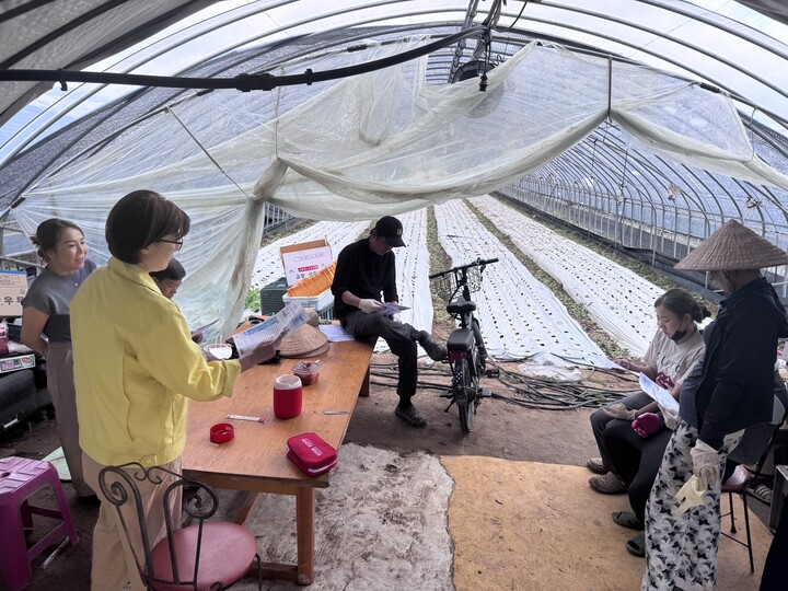 ▲전남 곡성군이 외국인 근로자 보호를 위한 불시점검에 나선 모습이다. (사진제공=곡성군)