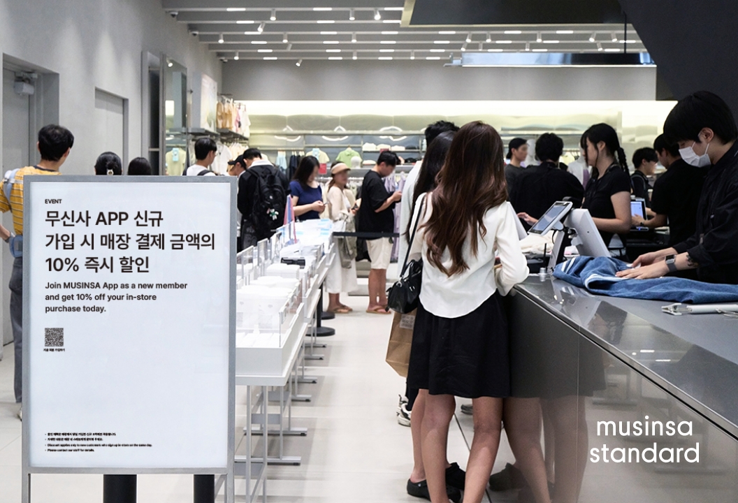 ▲무신사 스탠다드 성수점에서 고객들이 상품 결제를 위해 줄 서있는 모습 (사진제공=무신사)