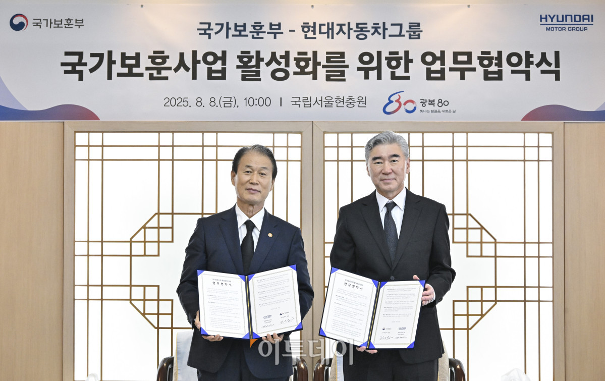 ▲권오을(왼쪽) 국가보훈부 장관과 성 김 현대자동차그룹 전략기획담당 사장이 8일 서울 동작구 국립서울현충원에서 열린 국가보훈부-현대자동차그룹 국가보훈사업 활성화를 위한 업무협약식에서 협약서에 사인을 마친 후 기념촬영을 하고 있다. 조현호 기자 hyunho@