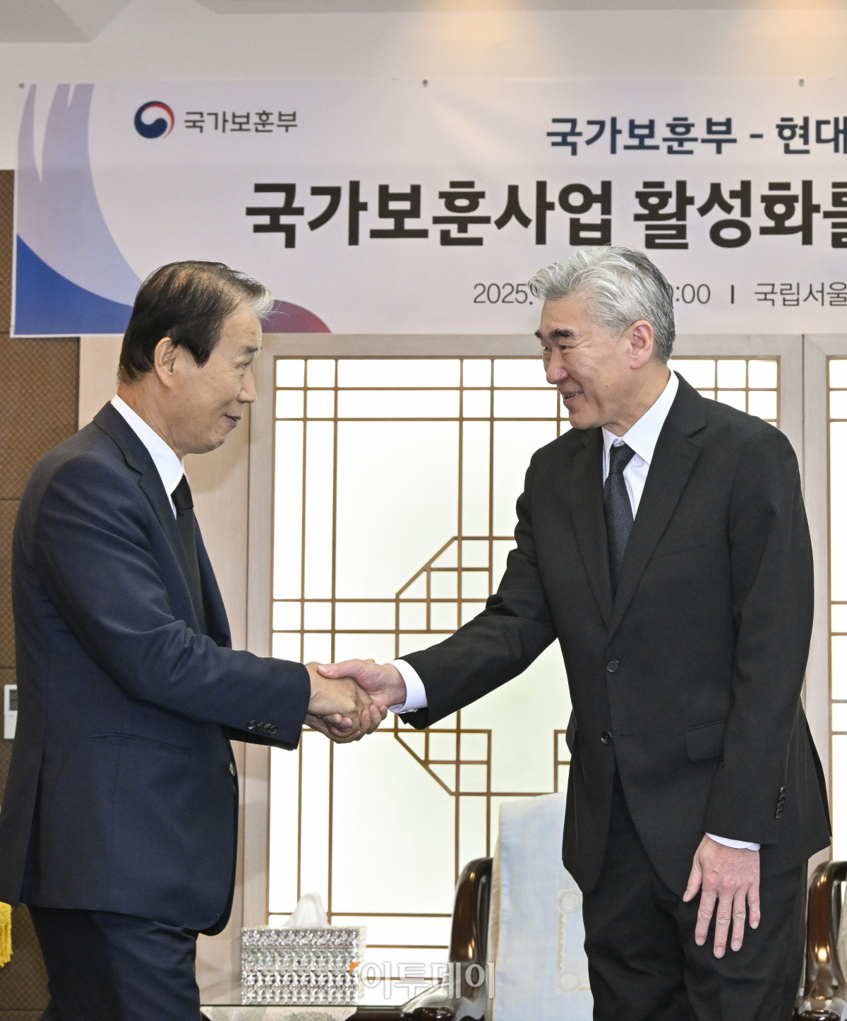 ▲권오을(왼쪽) 국가보훈부 장관이 8일 서울 동작구 국립서울현충원에서 열린 국가보훈부-현대자동차그룹 국가보훈사업 활성화를 위한 업무협약식에 참석하며 성 김 현대자동차그룹 전략기획담당 사장과 인사를 하고 있다. 조현호 기자 hyunho@