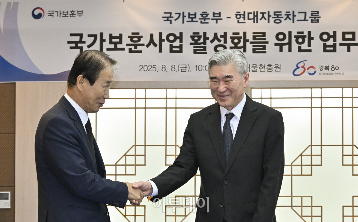 ▲권오을(왼쪽) 국가보훈부 장관이 8일 서울 동작구 국립서울현충원에서 열린 국가보훈부-현대자동차그룹 국가보훈사업 활성화를 위한 업무협약식에 참석하며 성 김 현대자동차그룹 전략기획담당 사장과 인사를 하고 있다. 조현호 기자 hyunho@