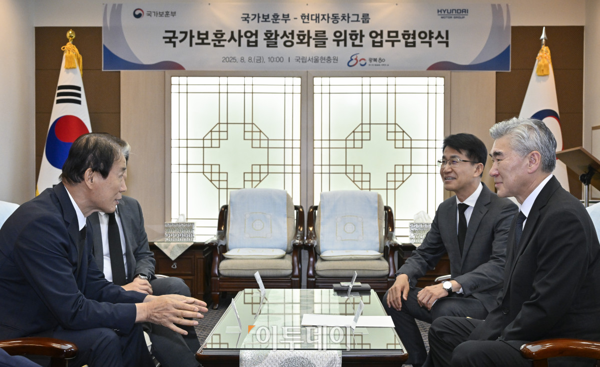 ▲권오을 국가보훈부 장관과 성 김 현대자동차그룹 전략기획담당 사장이 8일 서울 동작구 국립서울현충원에서 열린 국가보훈부-현대자동차그룹 국가보훈사업 활성화를 위한 업무협약식에 앞서 티타임을 갖고 있다. 조현호 기자 hyunho@