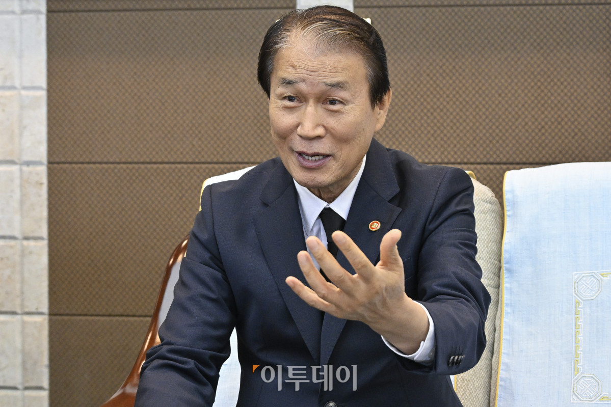 ▲권오을 국가보훈부 장관이 8일 서울 동작구 국립서울현충원에서 열린 국가보훈부-현대자동차그룹 국가보훈사업 활성화를 위한 업무협약식에 앞서 성 김 현대자동차그룹 전략기획담당 사장과 티타임을 갖고 있다. 조현호 기자 hyunho@