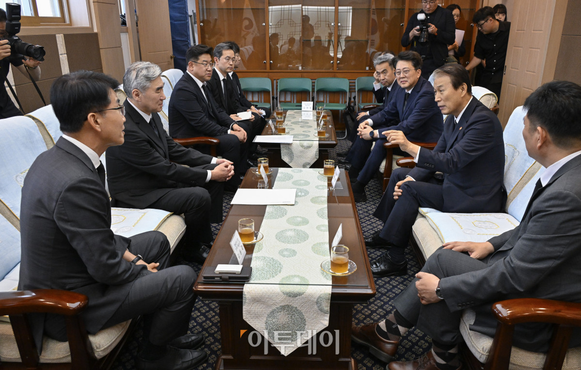 ▲권오을 국가보훈부 장관과 성 김 현대자동차그룹 전략기획담당 사장이 8일 서울 동작구 국립서울현충원에서 열린 국가보훈부-현대자동차그룹 국가보훈사업 활성화를 위한 업무협약식에 앞서 티타임을 갖고 있다. 조현호 기자 hyunho@