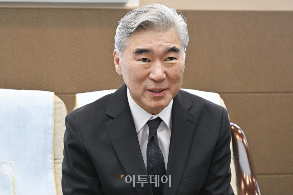 ▲성 김 현대자동차그룹 전략기획담당 사장이 8일 서울 동작구 국립서울현충원에서 열린 국가보훈부-현대자동차그룹 국가보훈사업 활성화를 위한 업무협약식에 앞서 권오을 국가보훈부 장관과 티타임을 갖고 있다. 조현호 기자 hyunho@