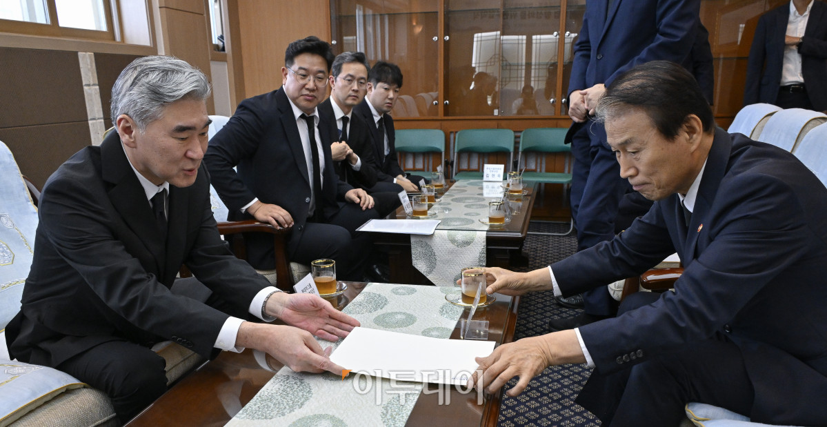 ▲성 김(왼쪽) 현대자동차그룹 전략기획담당 사장이 8일 서울 동작구 국립서울현충원에서 열린 국가보훈부-현대자동차그룹 국가보훈사업 활성화를 위한 업무협약식에 앞서 권오을 국가보훈부 장관에게 정의선 현대자동차그룹 회장의 취임 축하 서신을 전달하고 있다. 조현호 기자 hyunho@