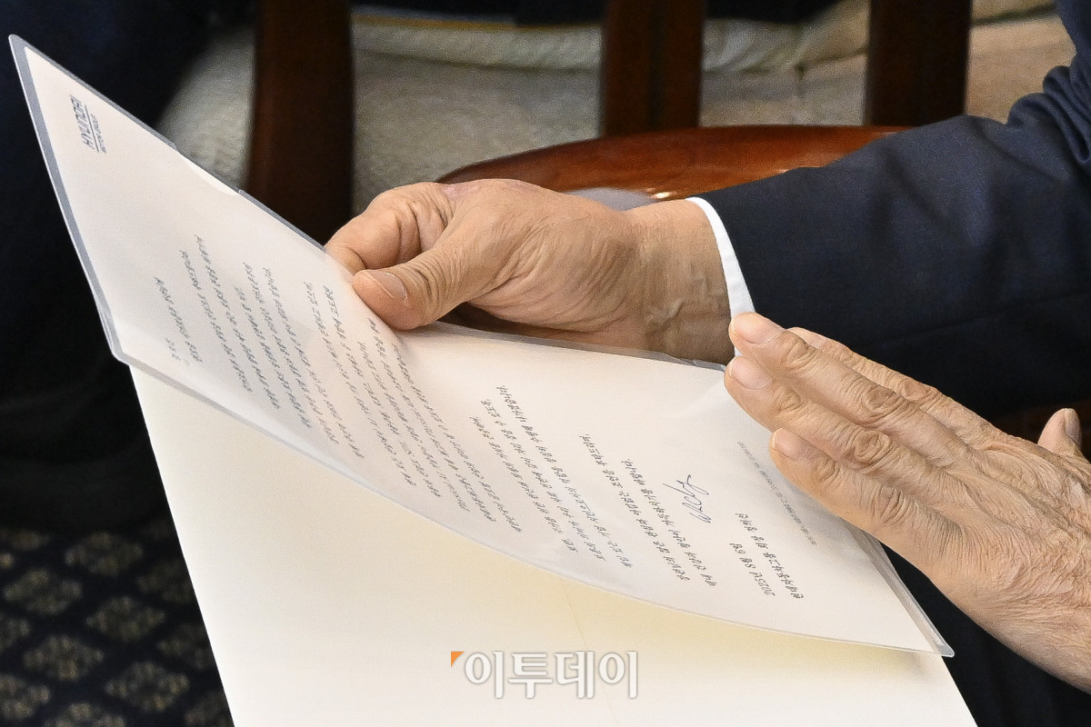 ▲권오을 국가보훈부 장관이 8일 서울 동작구 국립서울현충원에서 열린 국가보훈부-현대자동차그룹 국가보훈사업 활성화를 위한 업무협약식에 앞서 정의선 현대자동차그룹 회장의 취임 축하 서신을 살펴보고 있다. 조현호 기자 hyunho@