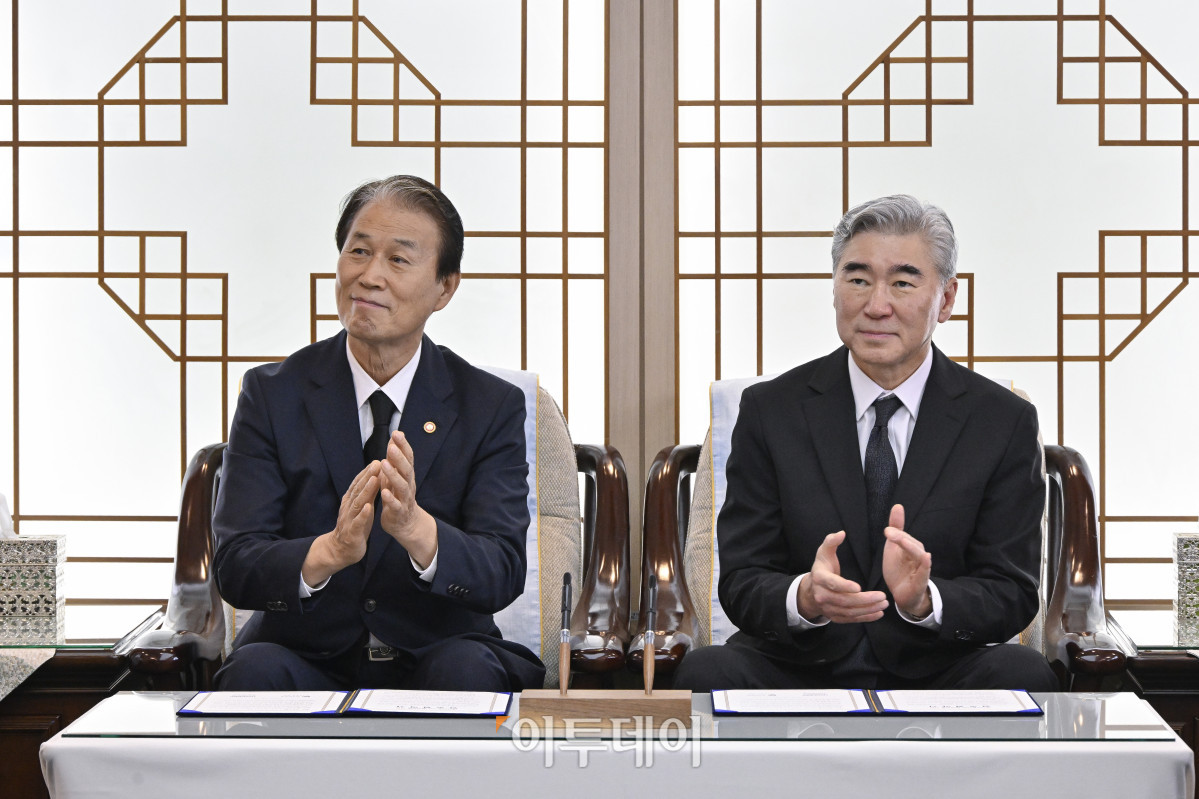 ▲권오을(왼쪽) 국가보훈부 장관과 성 김 현대자동차그룹 전략기획담당 사장이 8일 서울 동작구 국립서울현충원에서 열린 국가보훈부-현대자동차그룹 국가보훈사업 활성화를 위한 업무협약식에서 박수를 치고 있다. 조현호 기자 hyunho@