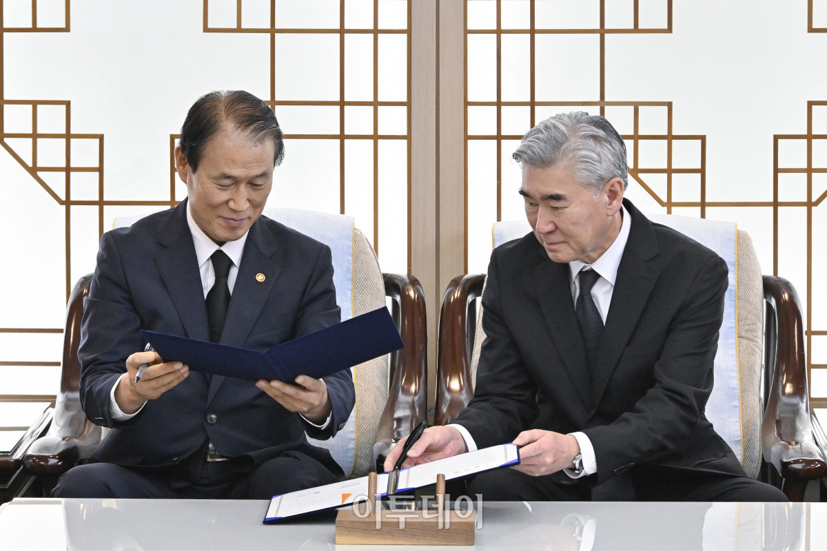 ▲권오을(왼쪽) 국가보훈부 장관과 성 김 현대자동차그룹 전략기획담당 사장이 8일 서울 동작구 국립서울현충원에서 열린 국가보훈부-현대자동차그룹 국가보훈사업 활성화를 위한 업무협약식에서 협약서에 사인을 마친 후 교환하고 있다. 조현호 기자 hyunho@