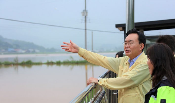 ▲윤병태 전남 나주시장이 호우 피해 현장을 살펴보고 있다. (사진제공=나주시)