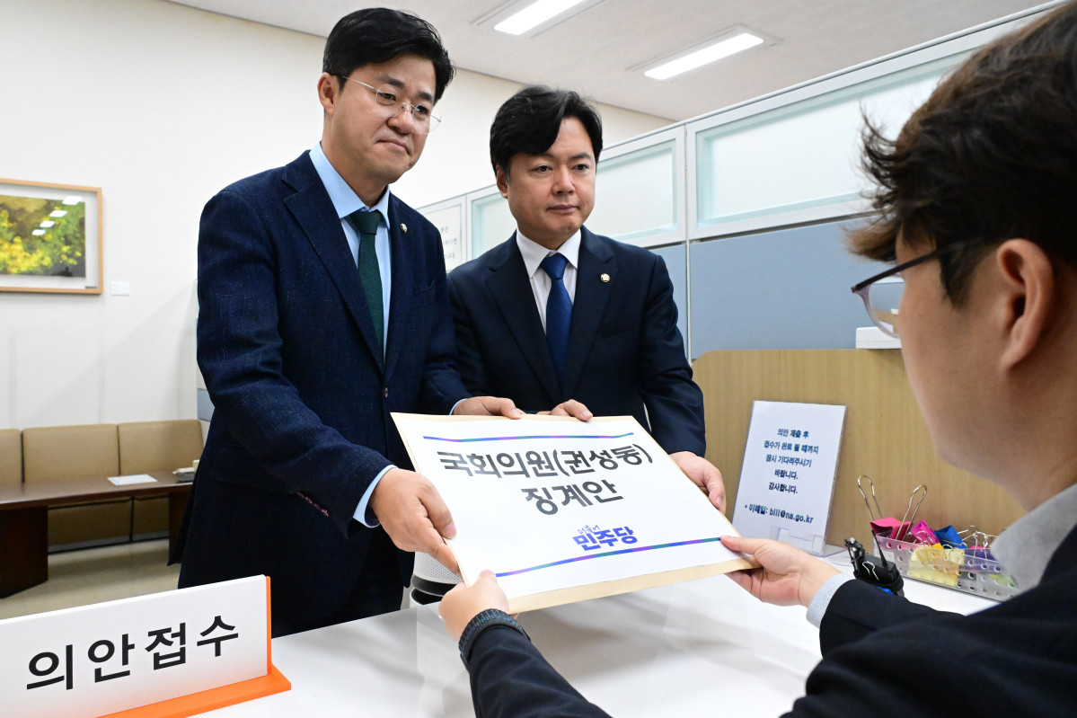 ▲더불어민주당 박상혁 원내소통수석과 김현정 원내대변인이 8일 서울 여의도 국회 의안과에서 권성동 국민의힘 의원에 대한 징계안을 제출하고 있다. (공동취재) 2025.08.08.  (뉴시스)