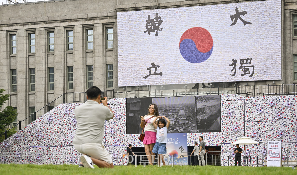 ▲제80주년 8·15 광복절을 앞둔 8일 서울 중구 서울도서관 정문 앞에 태극기 언덕이 설치되고 있다. 가로 45m·폭 5m·높이 6m 규모의 태극기 언덕은 우리 민족이 광복을 염원하며 흔들었던 태극기를 형상화한 세 가지 크기, 300개의 바람개비로 꾸며 광복의 자부심과 기쁨을 형상화한 작품이다. 시민들은 언덕에 직접 올라 꿈새김판에 걸려 있는 안중근 열사의 '단지동맹 혈서 태극기' 가까이에서 기념사진을 찍고, 서울광장에 펼쳐지는 다양한 전시와 행사도 조망할 수 있다. 조현호 기자 hyunho@
