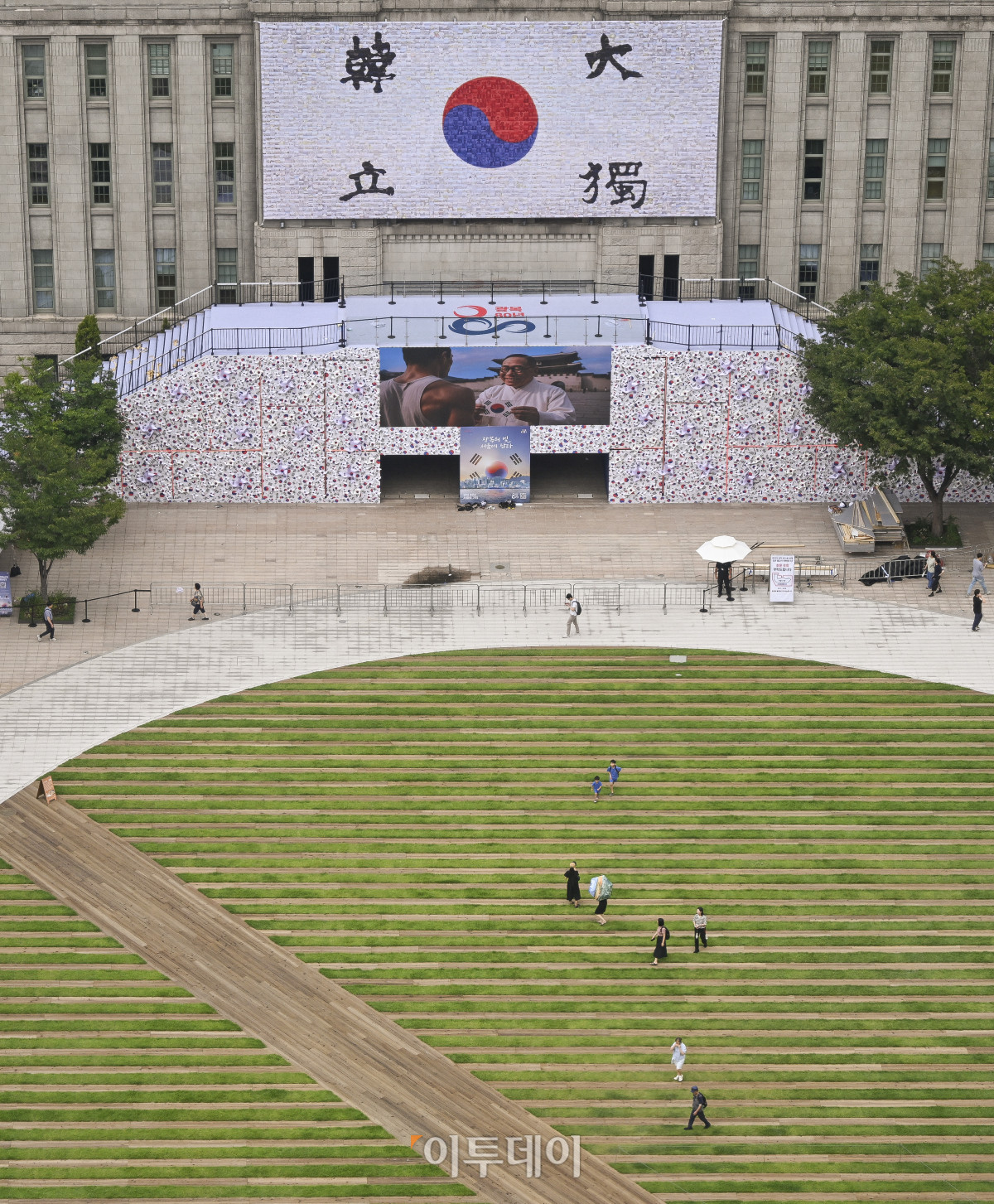 ▲제80주년 8·15 광복절을 앞둔 8일 서울 중구 서울도서관 정문 앞에 태극기 언덕이 설치되고 있다. 가로 45m·폭 5m·높이 6m 규모의 태극기 언덕은 우리 민족이 광복을 염원하며 흔들었던 태극기를 형상화한 세 가지 크기, 300개의 바람개비로 꾸며 광복의 자부심과 기쁨을 형상화한 작품이다. 시민들은 언덕에 직접 올라 꿈새김판에 걸려 있는 안중근 열사의 '단지동맹 혈서 태극기' 가까이에서 기념사진을 찍고, 서울광장에 펼쳐지는 다양한 전시와 행사도 조망할 수 있다. 조현호 기자 hyunho@