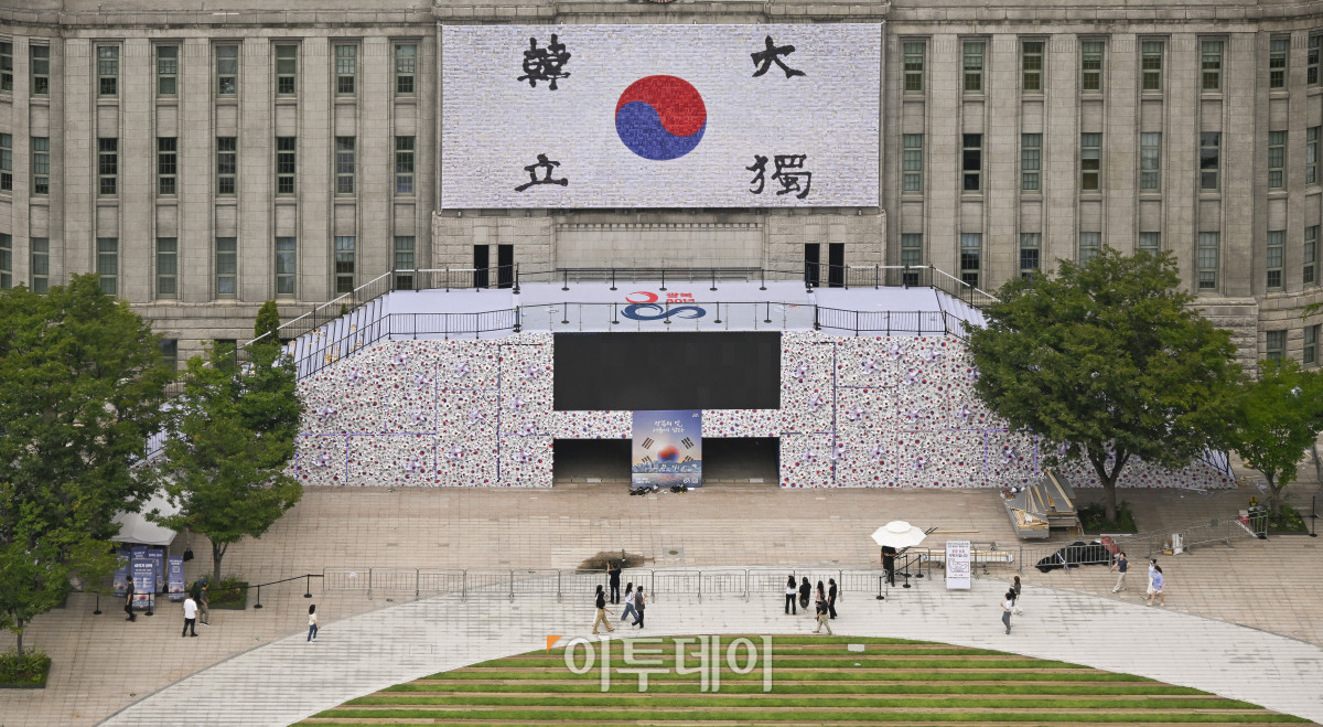 ▲제80주년 8·15 광복절을 앞둔 8일 서울 중구 서울도서관 정문 앞에 태극기 언덕이 설치되고 있다. 가로 45m·폭 5m·높이 6m 규모의 태극기 언덕은 우리 민족이 광복을 염원하며 흔들었던 태극기를 형상화한 세 가지 크기, 300개의 바람개비로 꾸며 광복의 자부심과 기쁨을 형상화한 작품이다. 시민들은 언덕에 직접 올라 꿈새김판에 걸려 있는 안중근 열사의 '단지동맹 혈서 태극기' 가까이에서 기념사진을 찍고, 서울광장에 펼쳐지는 다양한 전시와 행사도 조망할 수 있다. 조현호 기자 hyunho@