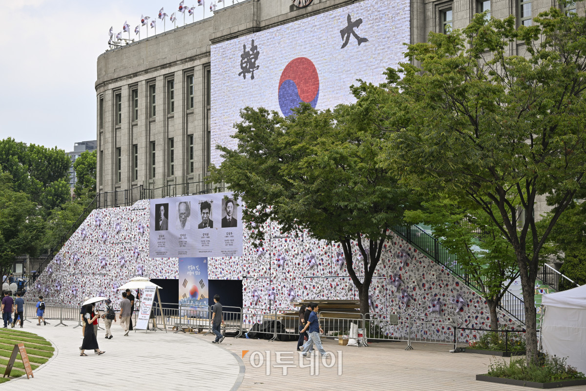 ▲제80주년 8·15 광복절을 앞둔 8일 서울 중구 서울도서관 정문 앞에 태극기 언덕이 설치되고 있다. 가로 45m·폭 5m·높이 6m 규모의 태극기 언덕은 우리 민족이 광복을 염원하며 흔들었던 태극기를 형상화한 세 가지 크기, 300개의 바람개비로 꾸며 광복의 자부심과 기쁨을 형상화한 작품이다. 시민들은 언덕에 직접 올라 꿈새김판에 걸려 있는 안중근 열사의 '단지동맹 혈서 태극기' 가까이에서 기념사진을 찍고, 서울광장에 펼쳐지는 다양한 전시와 행사도 조망할 수 있다. 조현호 기자 hyunho@