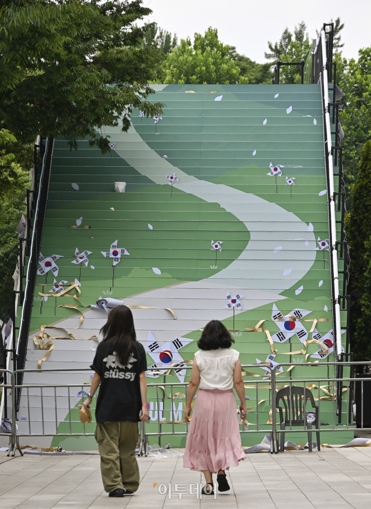 ▲제80주년 8·15 광복절을 앞둔 8일 서울 중구 서울도서관 정문 앞에 태극기 언덕이 설치되고 있다. 가로 45m·폭 5m·높이 6m 규모의 태극기 언덕은 우리 민족이 광복을 염원하며 흔들었던 태극기를 형상화한 세 가지 크기, 300개의 바람개비로 꾸며 광복의 자부심과 기쁨을 형상화한 작품이다. 시민들은 언덕에 직접 올라 꿈새김판에 걸려 있는 안중근 열사의 '단지동맹 혈서 태극기' 가까이에서 기념사진을 찍고, 서울광장에 펼쳐지는 다양한 전시와 행사도 조망할 수 있다. 조현호 기자 hyunho@