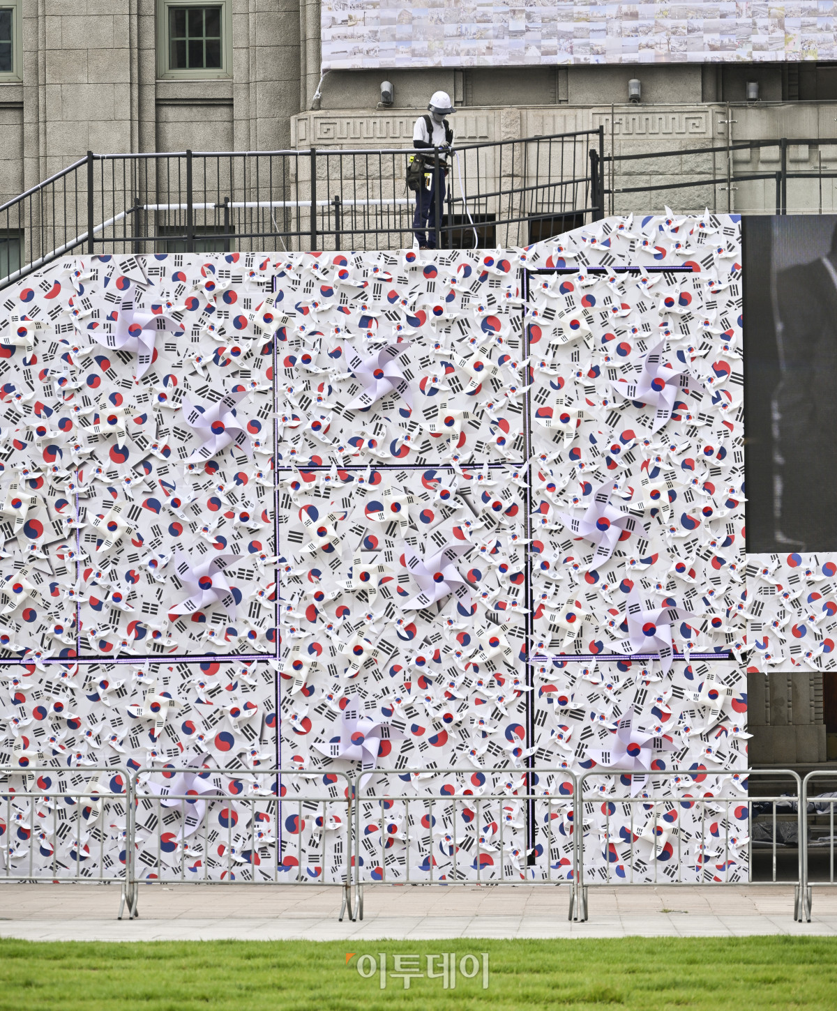 ▲제80주년 8·15 광복절을 앞둔 8일 서울 중구 서울도서관 정문 앞에 태극기 언덕이 설치되고 있다. 가로 45m·폭 5m·높이 6m 규모의 태극기 언덕은 우리 민족이 광복을 염원하며 흔들었던 태극기를 형상화한 세 가지 크기, 300개의 바람개비로 꾸며 광복의 자부심과 기쁨을 형상화한 작품이다. 시민들은 언덕에 직접 올라 꿈새김판에 걸려 있는 안중근 열사의 '단지동맹 혈서 태극기' 가까이에서 기념사진을 찍고, 서울광장에 펼쳐지는 다양한 전시와 행사도 조망할 수 있다. 조현호 기자 hyunho@